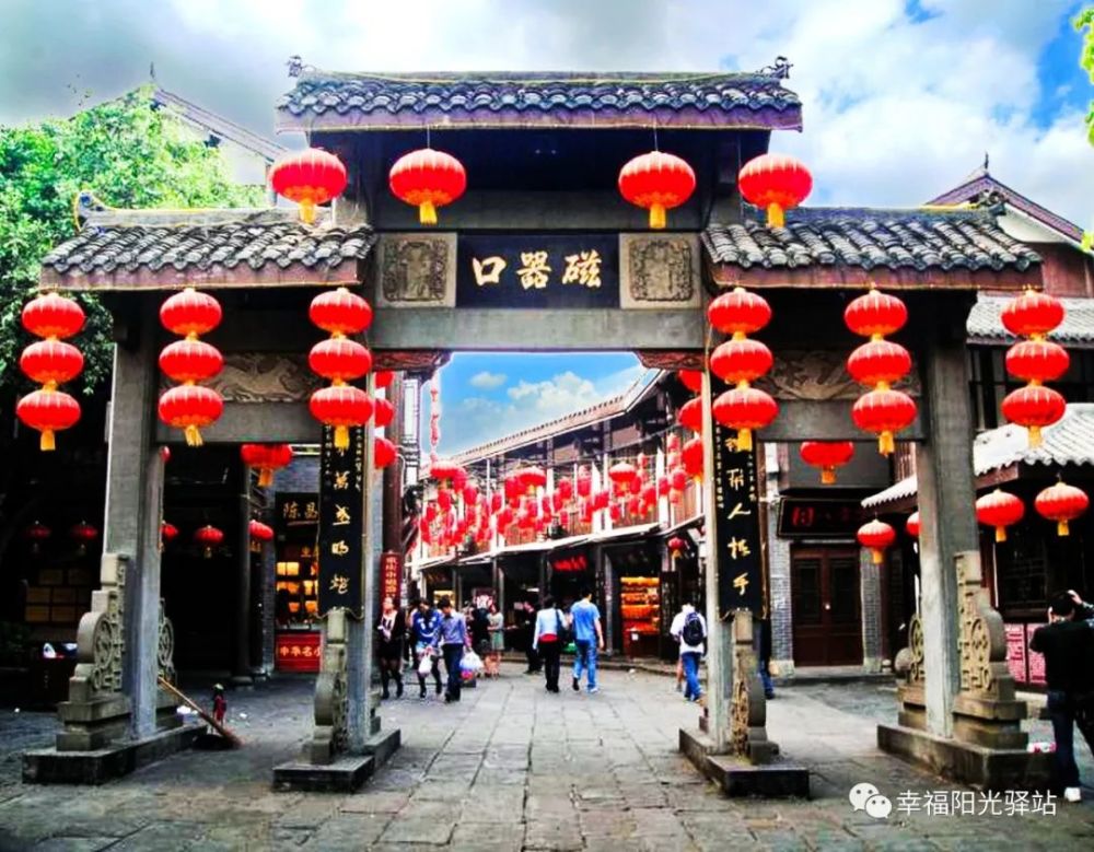 磁器口鲜明的民族和地域特色,显示出旺盛的生命力