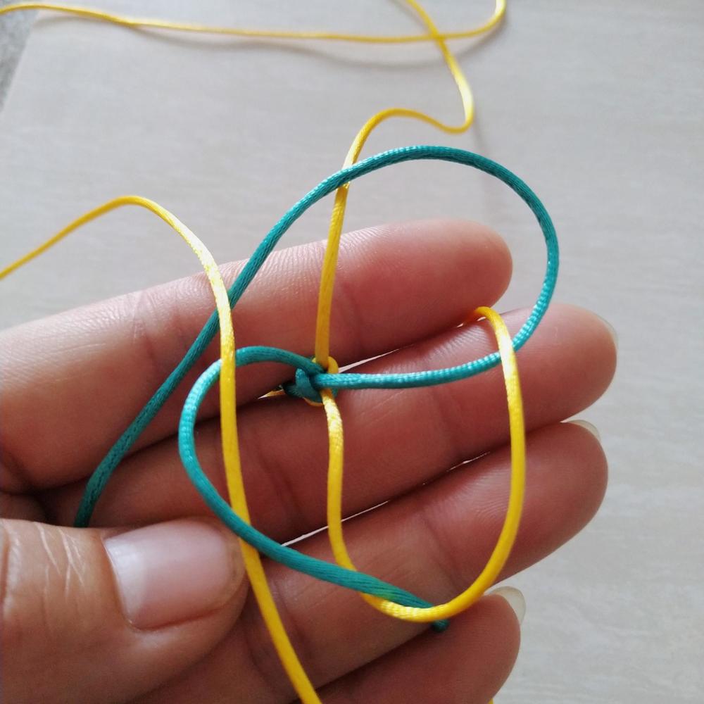 第2步,开始打玉米结,用下面4根线.按顺序一根压着一根.