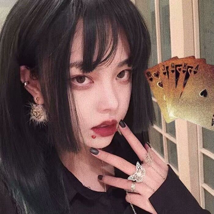 暗黑风·御姐·女生头像:白天里的沉稳理性总在夜里翻