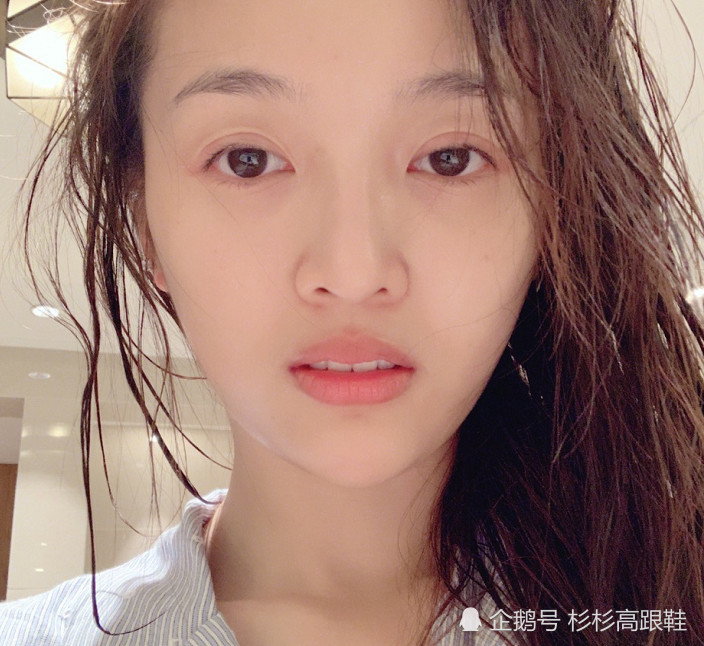 吴宣仪大方晒素颜,不料"镰刀双眼皮"抢了镜,网友:原地