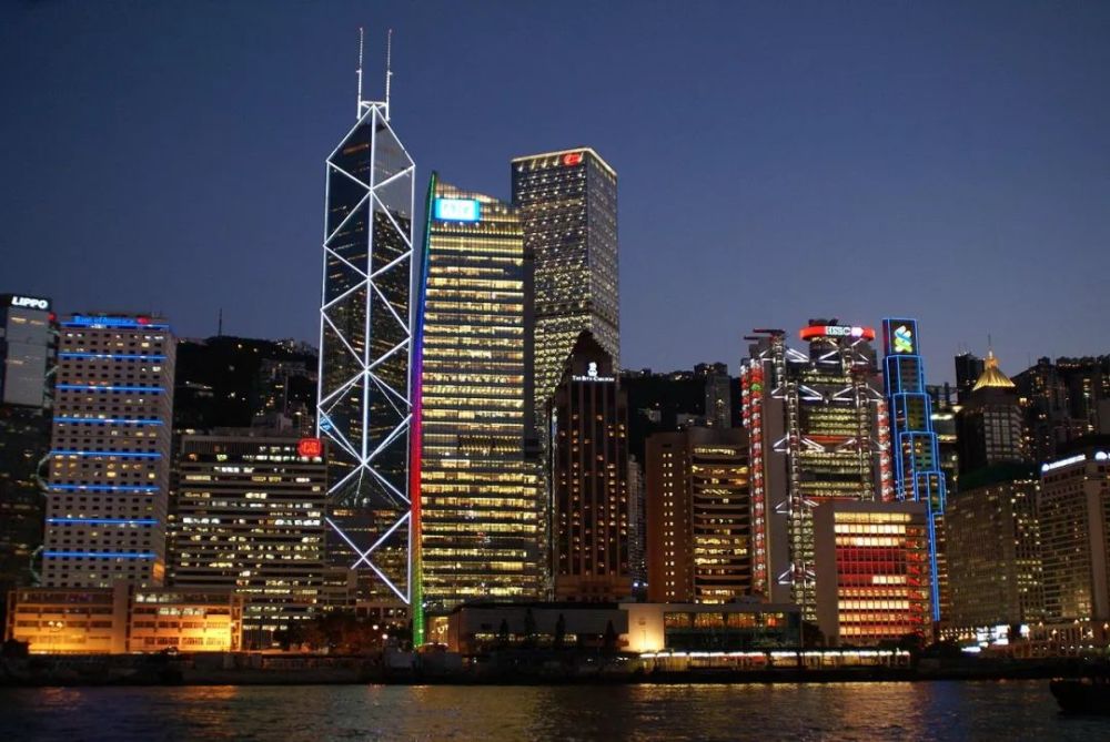 关于这座大厦,香港人听得最多的,莫过于中银大厦与它对面汇丰银行的 "