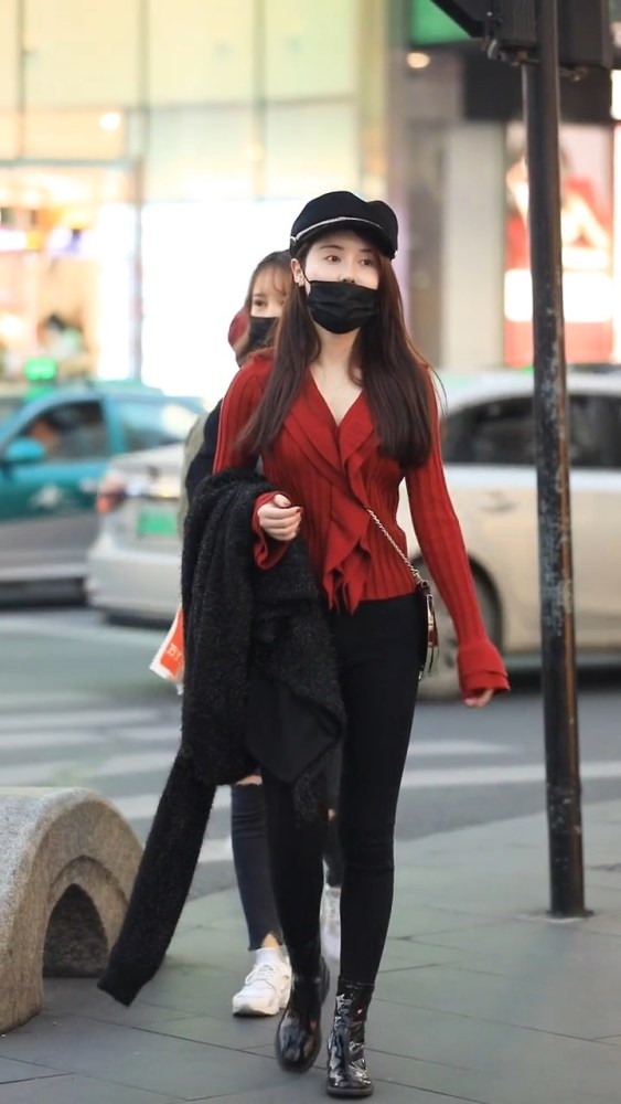 街拍:戴口罩依旧挡不住你美丽容颜,小姐姐你东张西望的样子真美