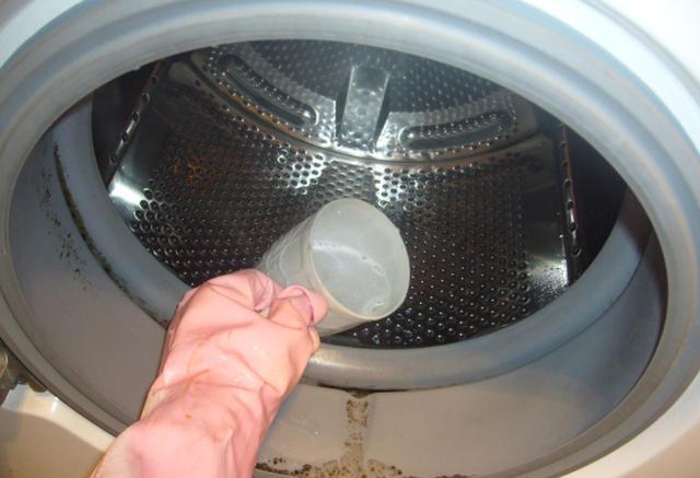 家里洗衣机脏了,本想请人洗,婆婆偏让用醋自己洗,没想到真干净