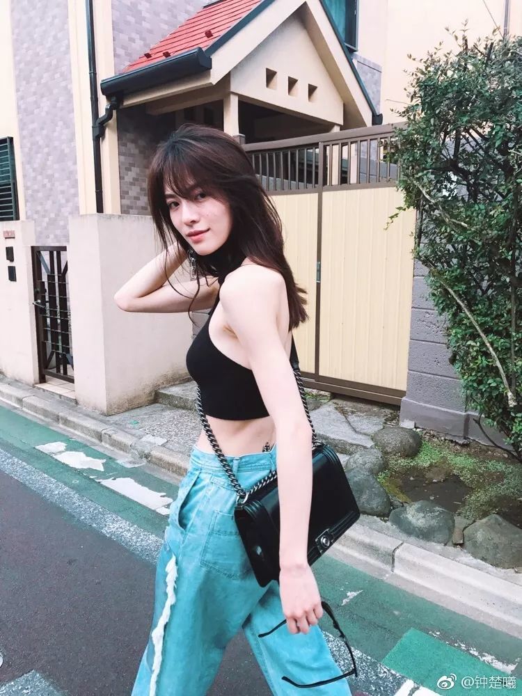钟楚曦的天鹅颈,一字肩,简直是九亿少女的梦!