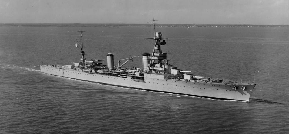 法国海军"絮弗伦"号重巡洋舰.