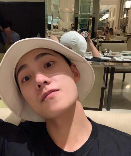 00后小哥哥撞脸杨洋,两人照片合在一起,网友:确定不是