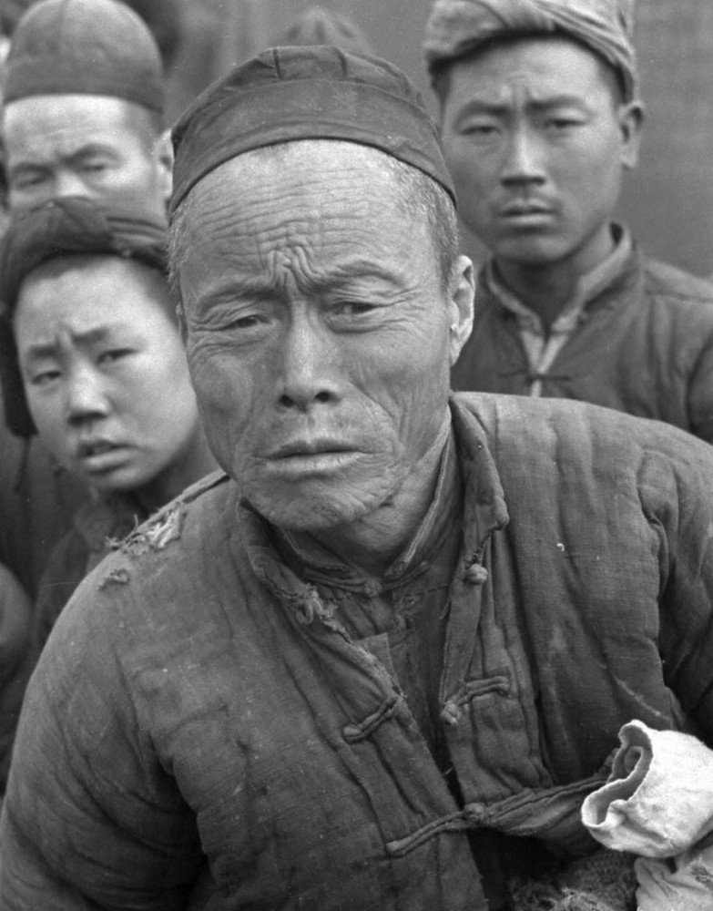 历史老照片:1942年的河南饥荒,当时老百姓逃荒的真实写照