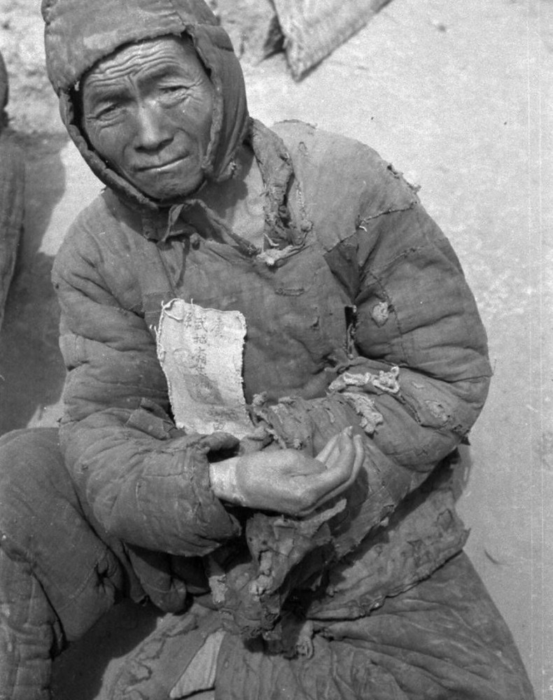 历史老照片:1942年的河南饥荒,当时老百姓逃荒的真实写照