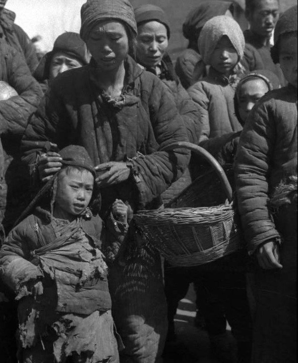 历史老照片:1942年的河南饥荒,当时老百姓逃荒的真实写照