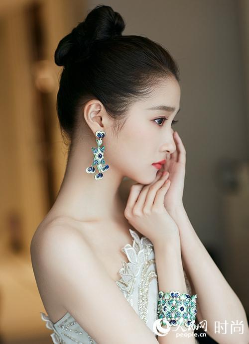 关晓彤亮相戛纳电影节红毯 丸子头配仙女裙优雅不失俏皮