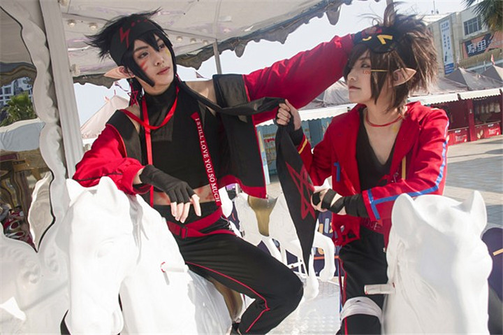 凹凸世界cos:安迷修&雷狮,我也想和小哥哥坐旋转木马!