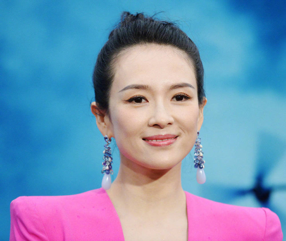章子怡,何穗同穿"死亡芭比粉"裙,国际风和超模范的正面对决!