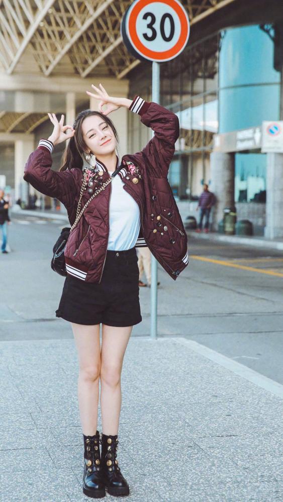 明星时尚街拍:迪丽热巴私服大曝光,百变女神完美驾驭各种造型!