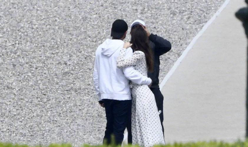 小李子和女友甜蜜互拍,女方芭比身材惹人羡慕,看到肚子网友傻眼