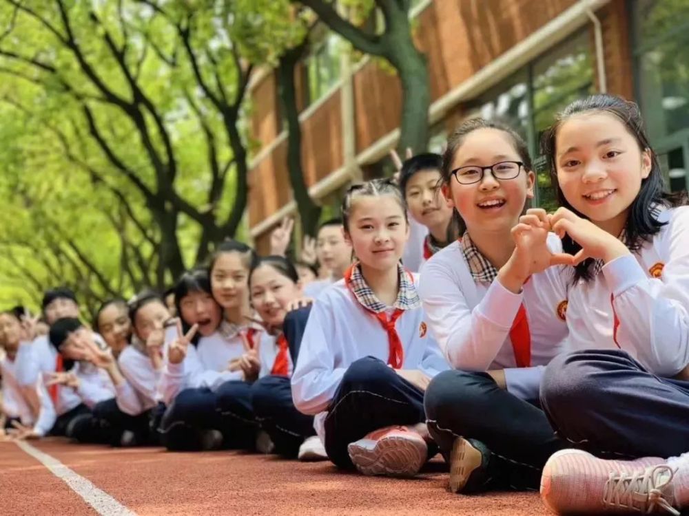 中小学生创意毕业照最全攻略,给学生拍一套美美的照片