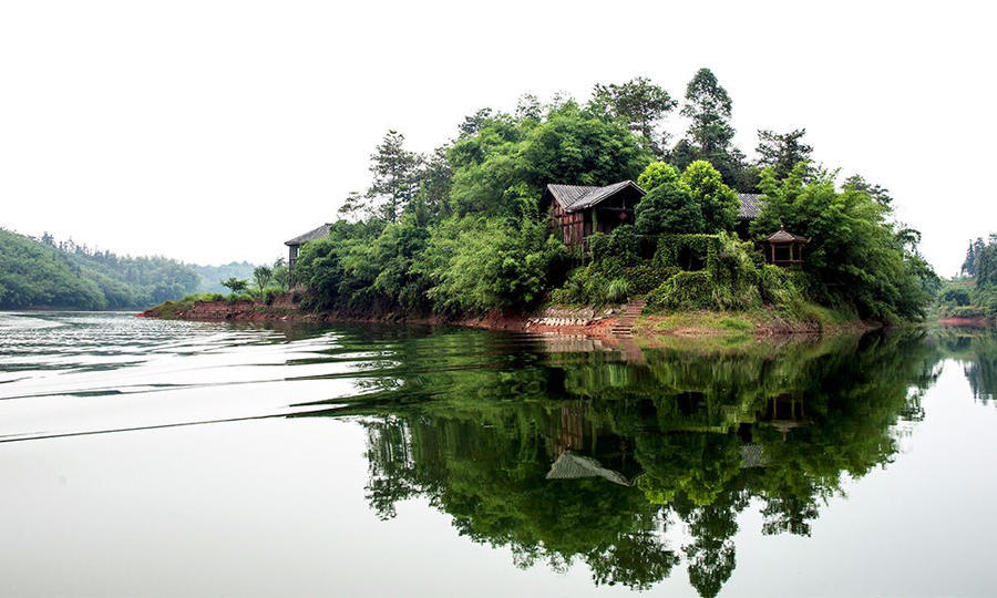 四川泸州纳溪区一个大镇,和重庆一个区同名,拥有凤凰湖景区