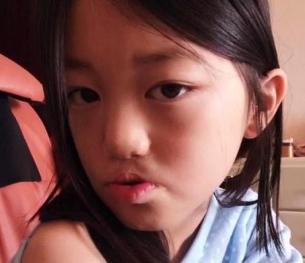 李嫣为爸爸庆生晒兔唇照,乐观自信不惧嘲讽