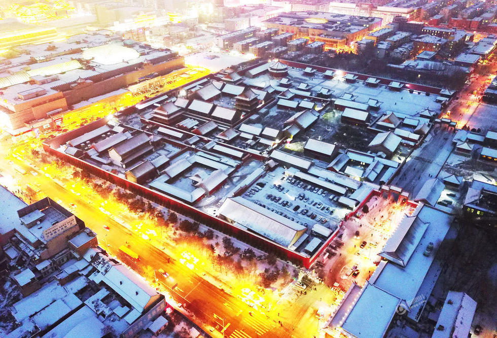 航拍沈阳故宫:流光溢彩夜色迷人