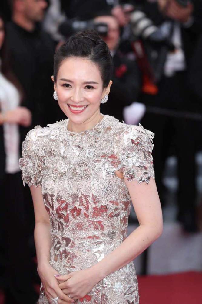 章子怡从影20周年,身穿银白色长裙亮相戛纳红毯,温婉大气