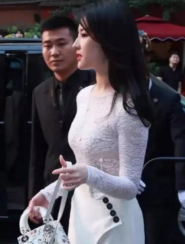 刘亦菲玉女形象已不在,穿透明上衣惹争议,网友:还我女神!