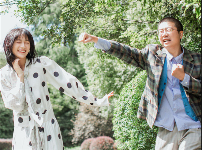 李诞黑尾酱撒狗粮了!婚纱照曝光?网友:这把狗粮我们吃