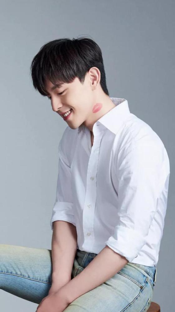 邓伦高清壁纸:白色的穿搭很适合邓伦,清爽干净很帅气!