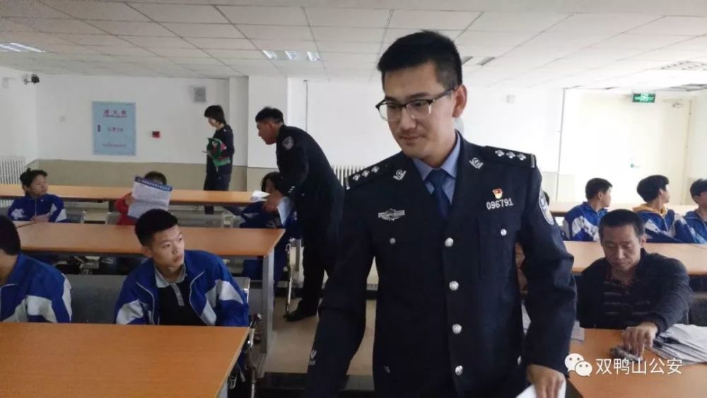双鸭山市公安局扫黑除恶宣讲团走进我市第二中学