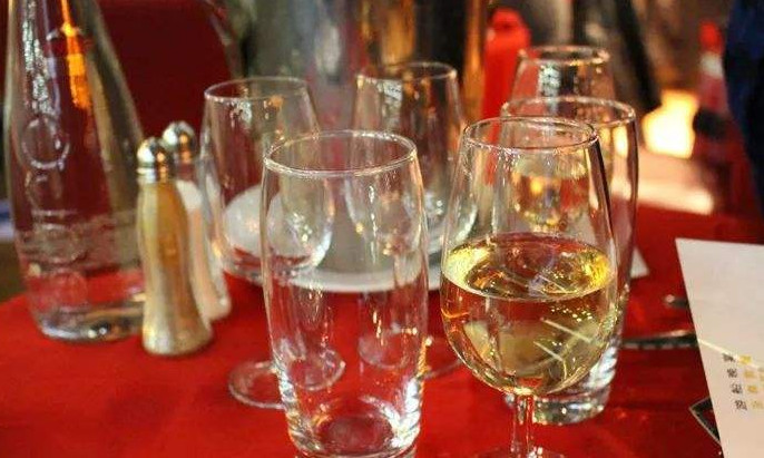 存放的时间越长,白酒就值钱?老酒鬼:想多了,这3种放久会掉价