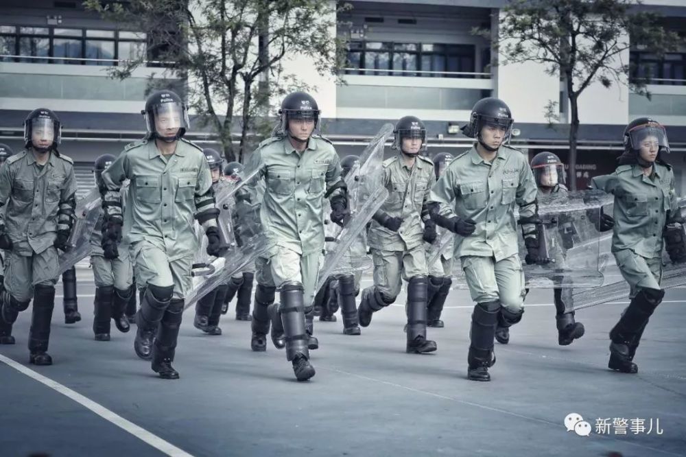 追剧!香港警察携原版ptu掀"港片儿"热潮