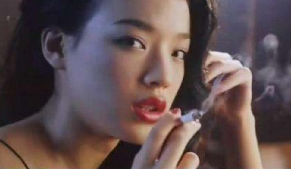 娱乐圈4大女星抽烟:舒淇让人沉沦,赵丽颖清纯,她是老烟枪