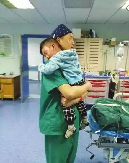 年轻护士值夜班时突发心肌炎 生命垂危