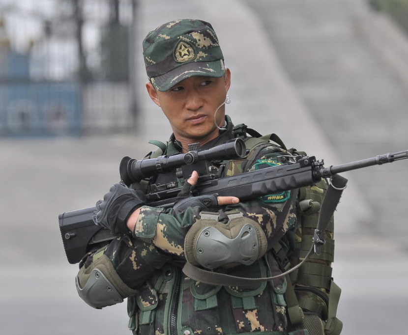 吴京拍特种兵时照片被疯传,最后一张照片,网友:拿枪样子太帅了