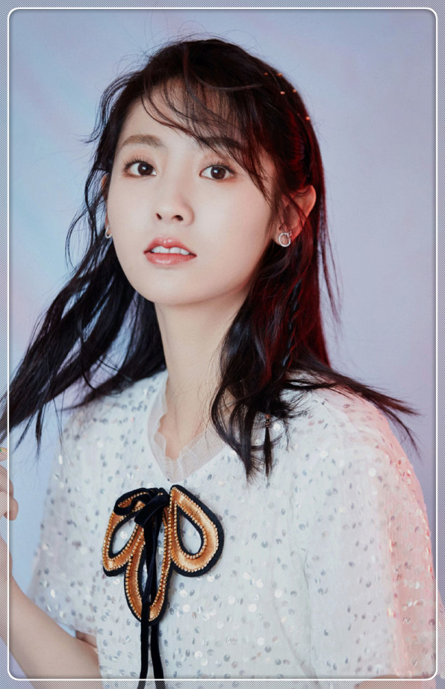 电视剧小时光女主邢菲清纯写真照,一身白色连衣裙,青春又可爱