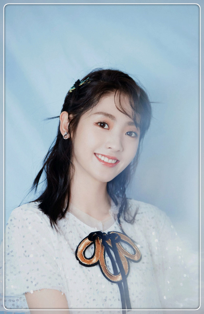电视剧小时光女主邢菲清纯写真照,一身白色连衣裙,青春又可爱