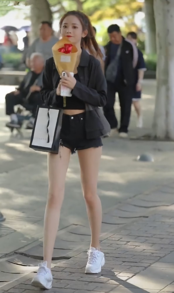 运动鞋厚得跟老爹鞋似的,小姐姐却脚踩鞋后跟穿,脚后跟不疼吗?