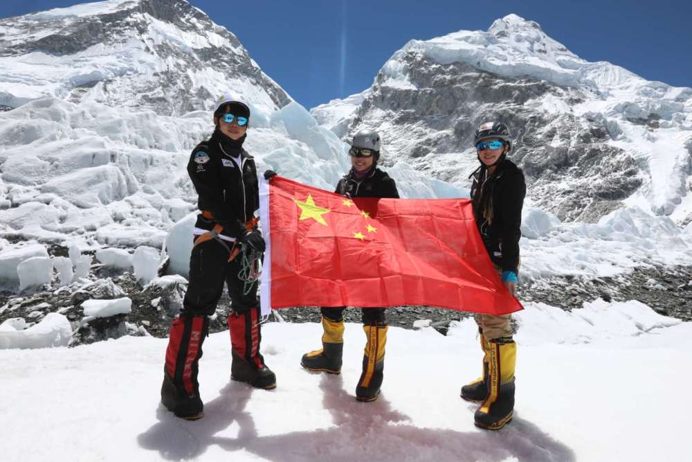 中国民间女子登山队成功登顶珠穆朗玛峰