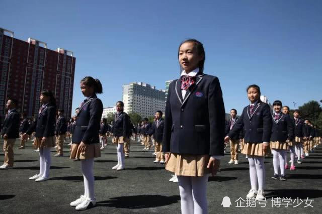 为啥普通学校女生校服是裤子,而贵族学校却是裙子?原因让人意外