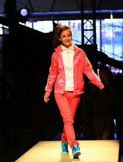 郑爽PK杨幂一吹就断筷子腿