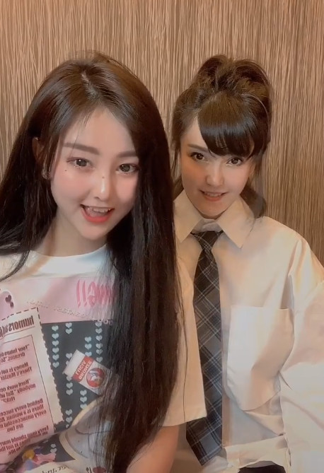 炫迈妹儿与未来婆婆同框,44岁婆婆年轻像姐姐,穿衣更学生!