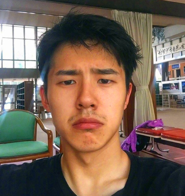 爱发丑照的男星:刘昊然邋遢男,李易峰小姑娘,胡歌丑到
