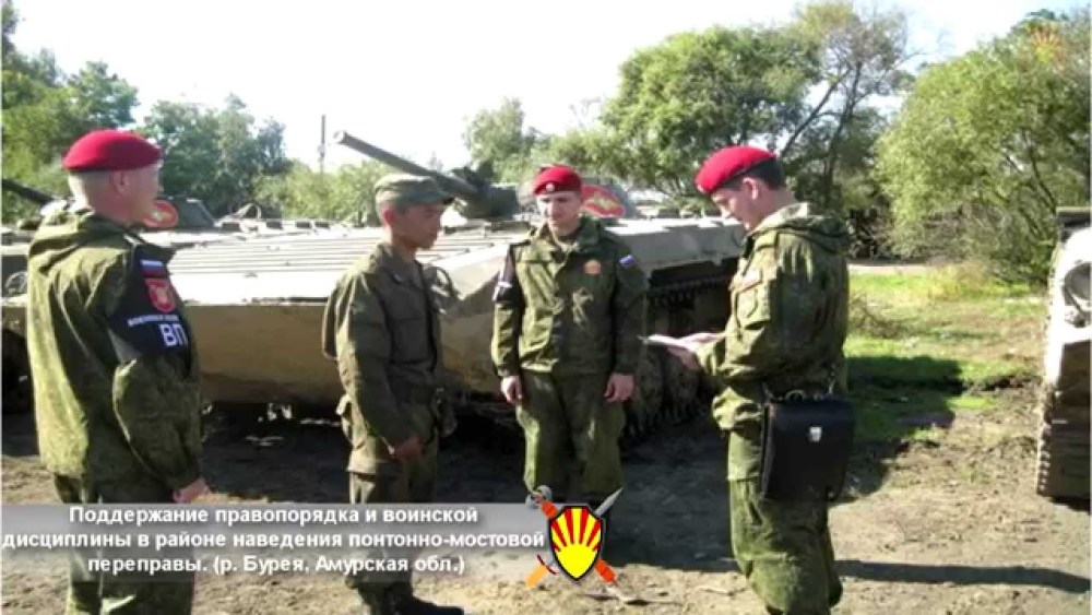 我们可以看到,这些俄罗斯宪兵头戴红色贝雷帽,右手带有国际上通用的