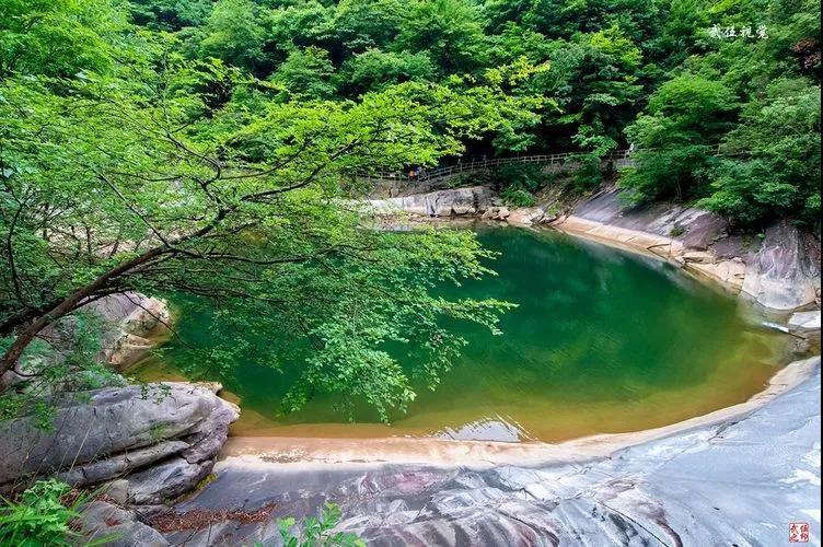 彩虹瀑布:天然山水画廊,万练飞空