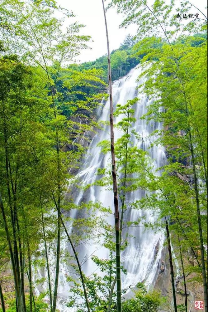 彩虹瀑布:天然山水画廊,万练飞空