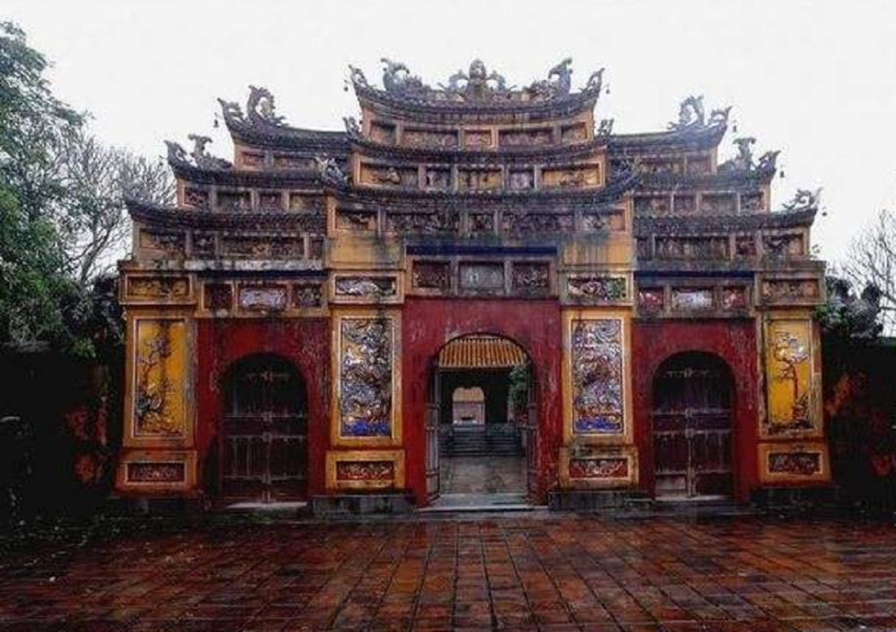 越南古建筑上有很多文字,当地人看不懂,反倒中国人能看懂