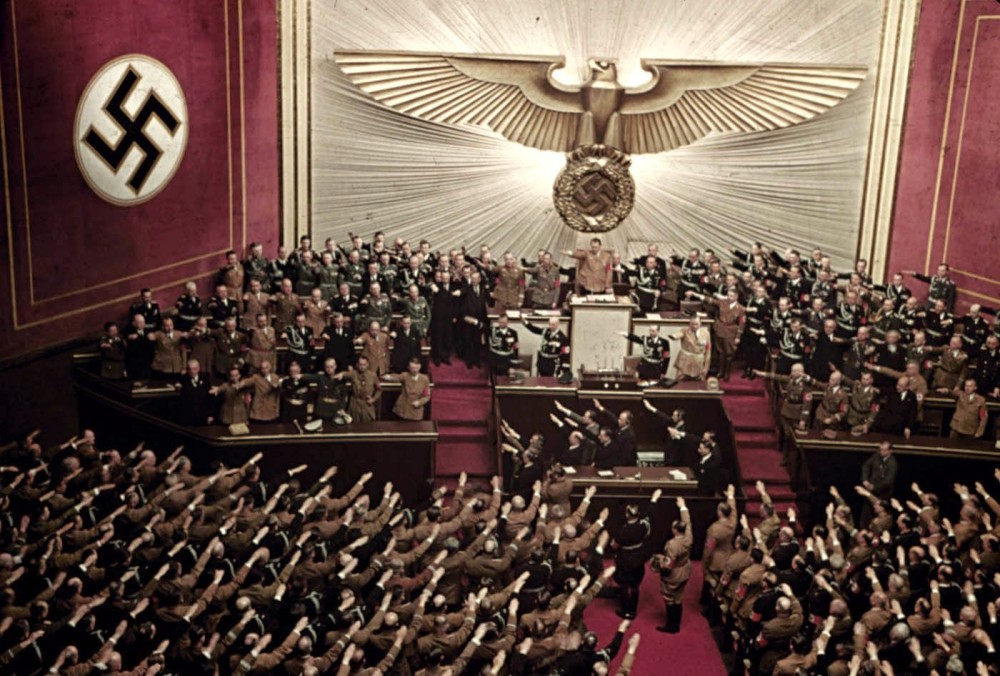 希特勒演讲时,身后总是出现"纳粹鹰"标志,它究竟有什么含义?