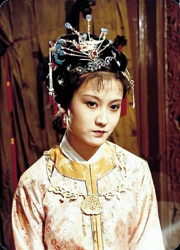 87版红楼梦:两个演员共饰同一角色,你看出了几个?