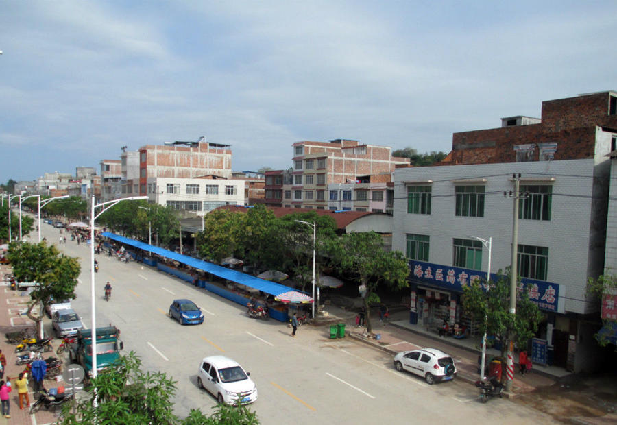 广西南宁邕宁区第二大城镇,和灵山县接壤,拥有雷婆庙摩崖石刻