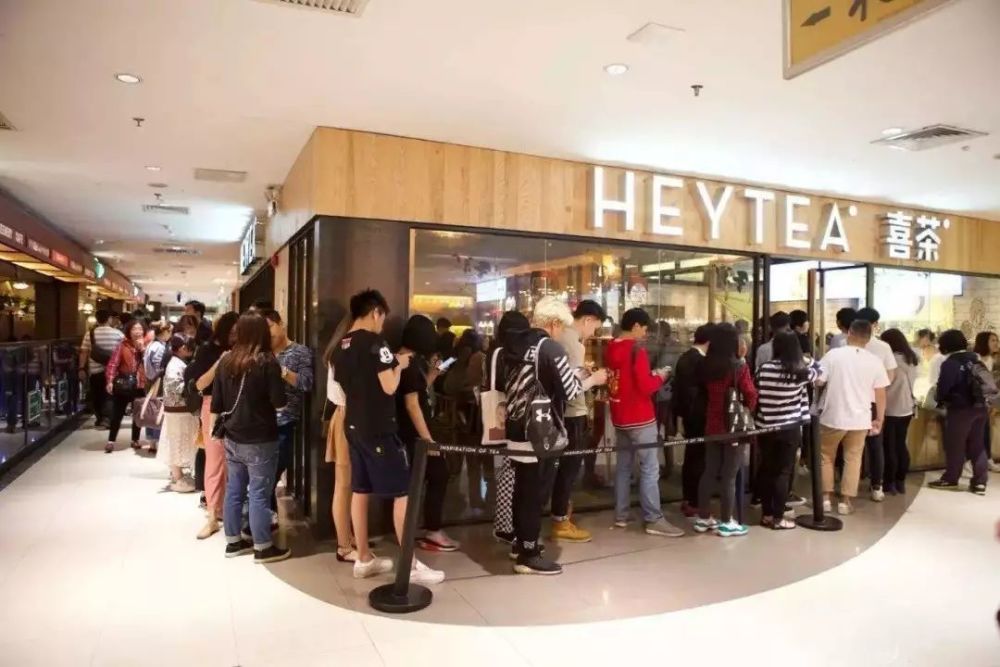 甚至有人为了喝上一杯奶茶甘愿排上5个小时的队.