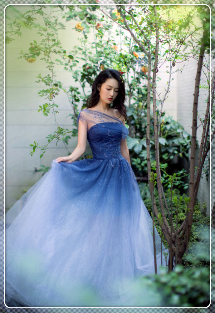 李沁时尚写真集,一袭蓝色礼服,凸显高贵优雅气质,让人