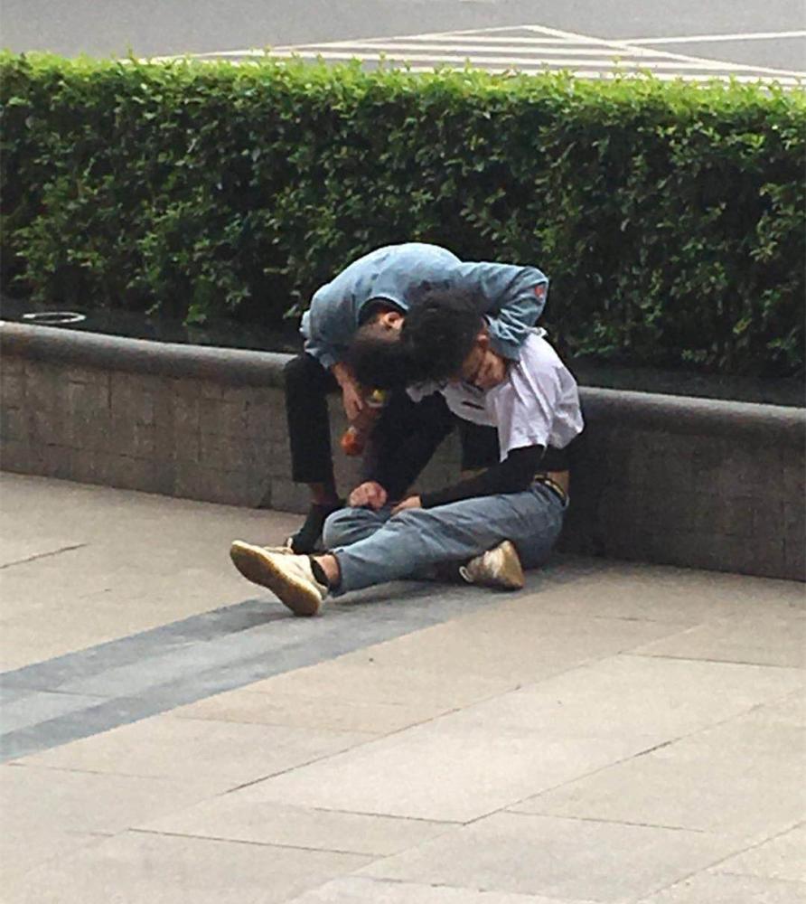 南充:大清早男子街头倒地不起,惊动交警,原来喝多了